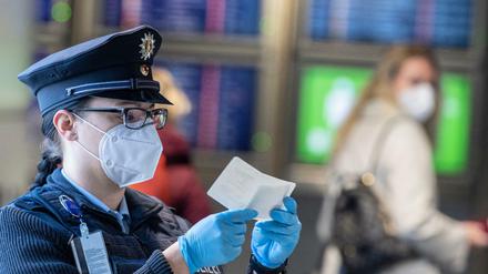 Kontrolle am Frankfurter Flughafen: Wer jetzt als Passagier aus einem der von Corona besonders betroffenen Staaten nach Deutschland einreist, muss einen negativen, aktuellen Corona-Test vorweisen können. 
