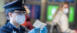 Kontrolle am Frankfurter Flughafen: Wer jetzt als Passagier aus einem der von Corona besonders betroffenen Staaten nach Deutschland einreist, muss einen negativen, aktuellen Corona-Test vorweisen können. 