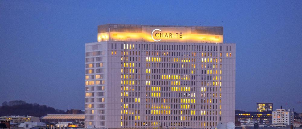 Der Bettenturm am Charité-Campus in Berlin-Mitte