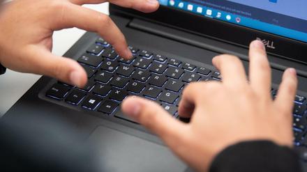 Gerade während der Pandemie hat digitales Lernen als Alternative oder Ergänzung zum Unterricht in der Schule an Bedeutung gewonnen.
