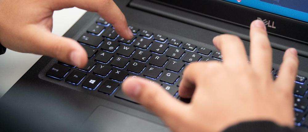 Gerade während der Pandemie hat digitales Lernen als Alternative oder Ergänzung zum Unterricht in der Schule an Bedeutung gewonnen.