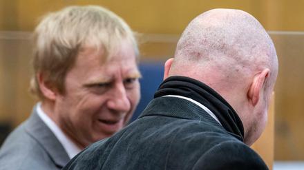 Björn Clemens (l), Verteidiger des Mitangeklagten Markus H., spricht mit seinem Mandanten. (Archivfoto).