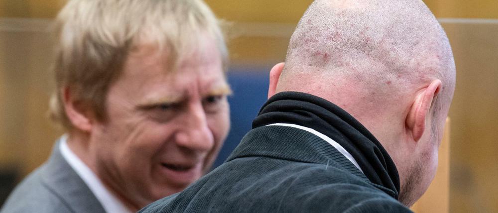 Björn Clemens (l), Verteidiger des Mitangeklagten Markus H., spricht mit seinem Mandanten. (Archivfoto).
