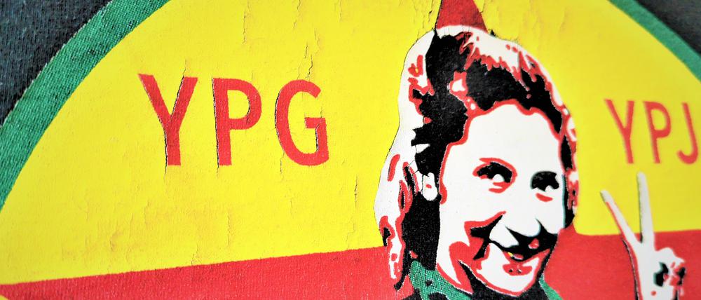 Die Symbole der YPG und deren Frauenbrigaden YPJ sind in Syrien verbreitet.