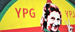 Die Symbole der YPG und deren Frauenbrigaden YPJ sind in Syrien verbreitet.