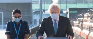 Boris Johnson mit einer Kiste des Impstoffs von Astrazeneca