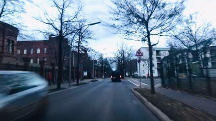 Ist hier Platz für eine Mittelinsel? Links liegt der Schulcampus. Rechts die große Straße zum BVG-Hof.