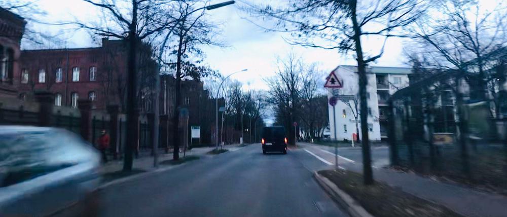 Ist hier Platz für eine Mittelinsel? Links liegt der Schulcampus. Rechts die große Straße zum BVG-Hof.