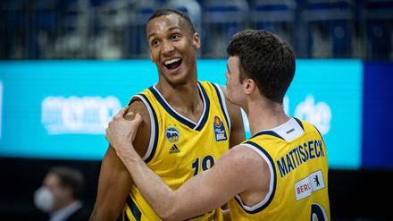 Hat gut lachen. Für Louis Olinde läuft es bei Alba gerade blendend. Das freut auch Mitspieler Jonas Mattisseck.