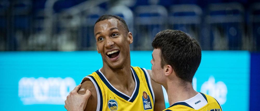 Hat gut lachen. Für Louis Olinde läuft es bei Alba gerade blendend. Das freut auch Mitspieler Jonas Mattisseck.