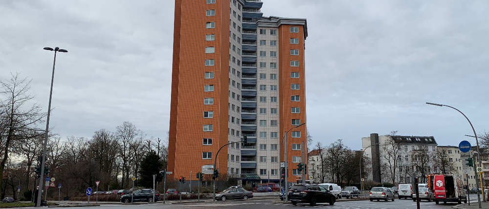 Direkt am Stadtpark: Das Wohnhaus aus den 60er Jahren.