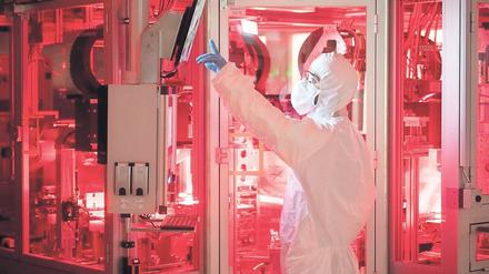 Komplex und kapitalintensiv ist die Fertigung von Batteriezellen, die bislang in der Hand asiatischer Firmen liegt. 