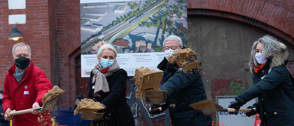 An der Bezirksgrenze zwischen Pankow und Reinickendorf fehlte der Bürgermeister von Reinickendorf beim Spatenstich. Jetzt nennt er die Gründe.
