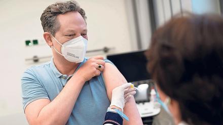 Bereit zum Piks. „Hirschhausen als Impfproband“ heißt die Reportage um 20 Uhr 30 im Ersten im Anschluss an ein „ARD-extra“ zur Corona-Lage. Das Thema wird um 21 Uhr 15 bei „Hart aber fair“ weiter vertieft. Auch daran nimmt Eckart von Hirschhausen teil.