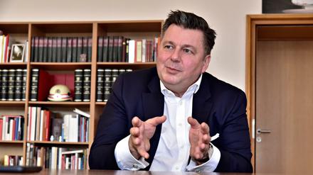 Andreas Geisel in seinem Büro in der Senatsverwaltung für Inneres und Sport. Er reagierte emotional auf die scharfe Kritik von Linken und Grünen.