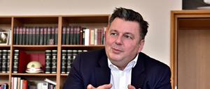 Andreas Geisel in seinem Büro in der Senatsverwaltung für Inneres und Sport. Er reagierte emotional auf die scharfe Kritik von Linken und Grünen.