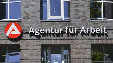 Im Januar steigt die Arbeitslosigkeit saisonbedingt. Doch auch im Vergleich zum Januar ist die Quote deutlich angestiegen.