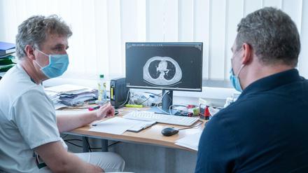 Der Beratungsbedarf von Patienten ist drastisch gestiegen. Und jede dritte Frage dreht sich um Corona.