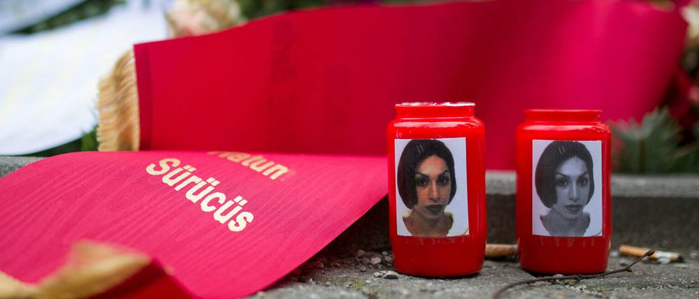 Kerzen mit Bildern von Hatun Sürücü stehen an dem Gedenkstein in Nähe des Tatortes in Berlin-Neukölln. 