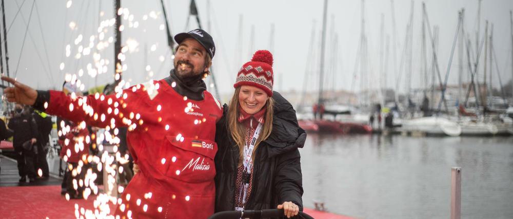 Boris Herrmann wird bei seiner Ankunft nach der Vendeé Globe von seiner Frau Birte vom Anleger begleitet.