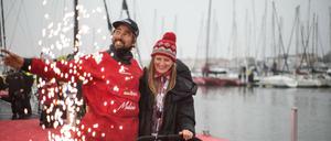 Boris Herrmann wird bei seiner Ankunft nach der Vendeé Globe von seiner Frau Birte vom Anleger begleitet.