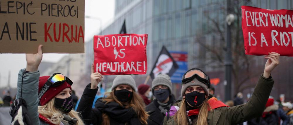 Frauen in Warschau protestieren gegen eine Verschärfung des Abtreibungsverbots (Archivbild).