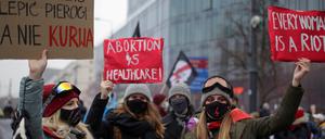 Frauen in Warschau protestieren gegen eine Verschärfung des Abtreibungsverbots (Archivbild).