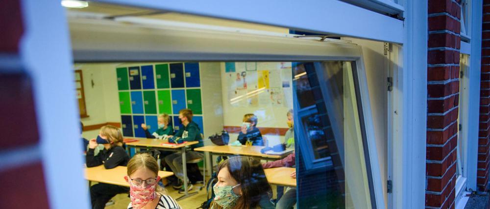 "Auf Kipp" reicht nicht für den Unterricht. Vor allem in der wärmeren Jahreshälfte muss der Luftaustausch angetrieben werden, um Aerosole effektiv zu verdünnen, empfiehlt die Deutsche Physikalische Gesellschaft.