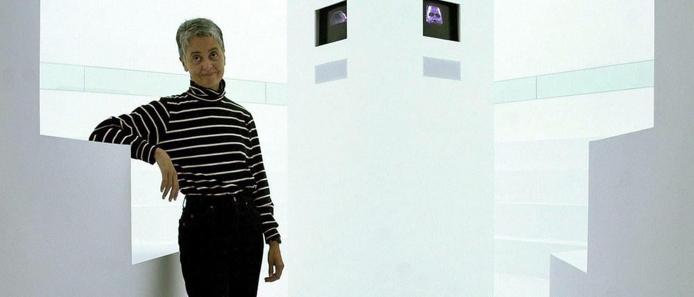 Die US-Künstlerin Adrian Piper 2003 in einer eigenen Ausstellung im Contemporary Art Museum in Barcelona.