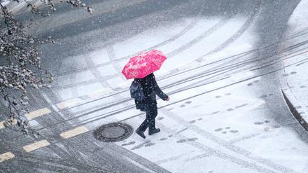 Ganz allmählich kam das Schneefallgebiet am Freitag von Westen her nach Berlin voran. Bis Samstagfrüh soll es weiterschneien.