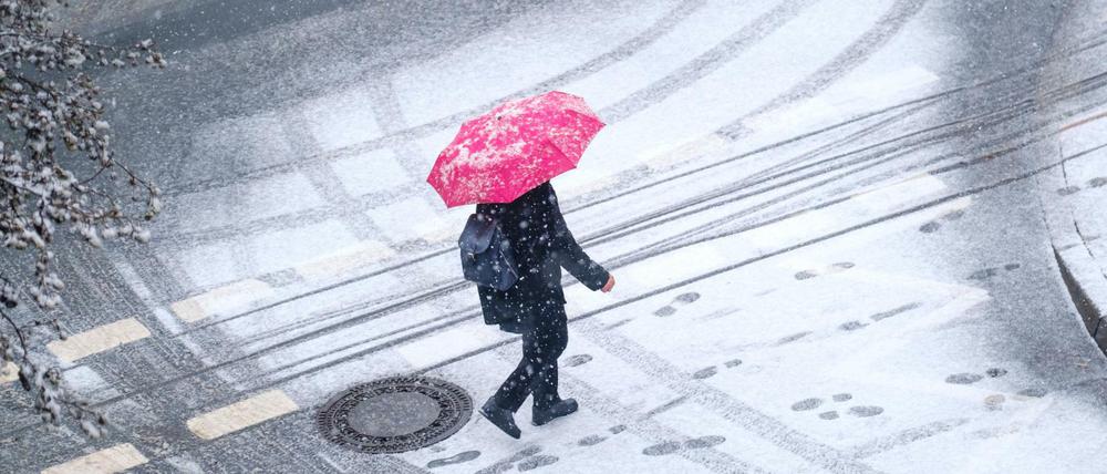 Ganz allmählich kam das Schneefallgebiet am Freitag von Westen her nach Berlin voran. Bis Samstagfrüh soll es weiterschneien.