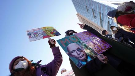 Unterstützer des Kreml-Kritikers Nawalny protestierten am Sonntag in Berlin.