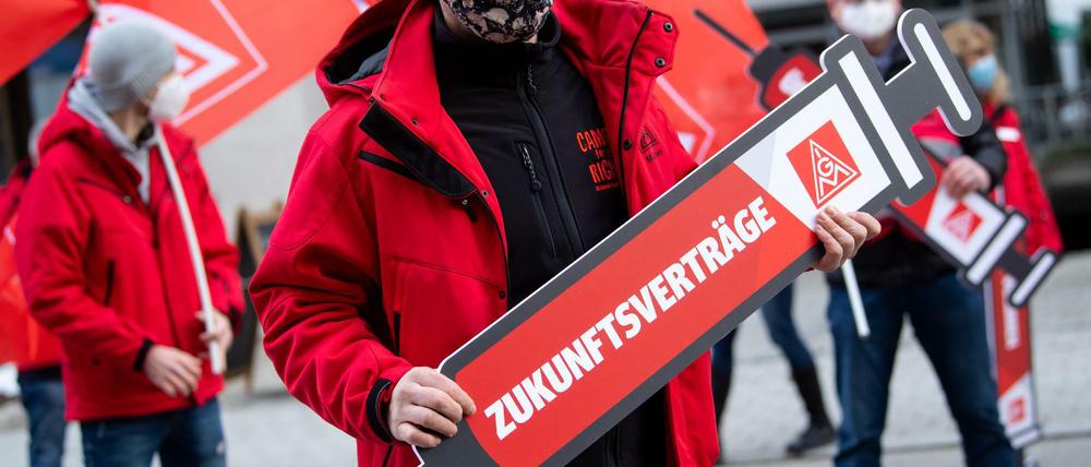 Um Einfluss zu haben auf die Transformation der Betriebe will die IG Metall so genannte Zukunftstarifverträge abschließen.