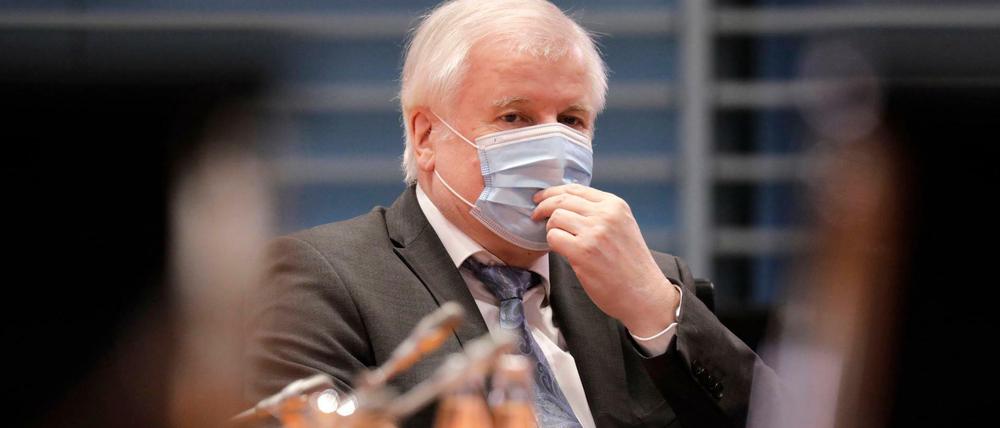 Bundesinnenminister Horst Seehofer will den Flugverkehr nach Deutschland einstellen. Der Vergleich mit Israel hinkt.