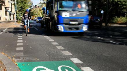 Gefährliche Annäherung. Radfahrer fühlen sich neben LKWs nicht besonders wohl.