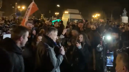 An der Demo beteiligten sich auch Anhänger:innen der rechtsextremen Szene.