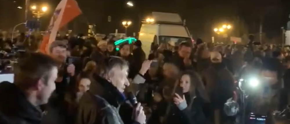 An der Demo beteiligten sich auch Anhänger:innen der rechtsextremen Szene.