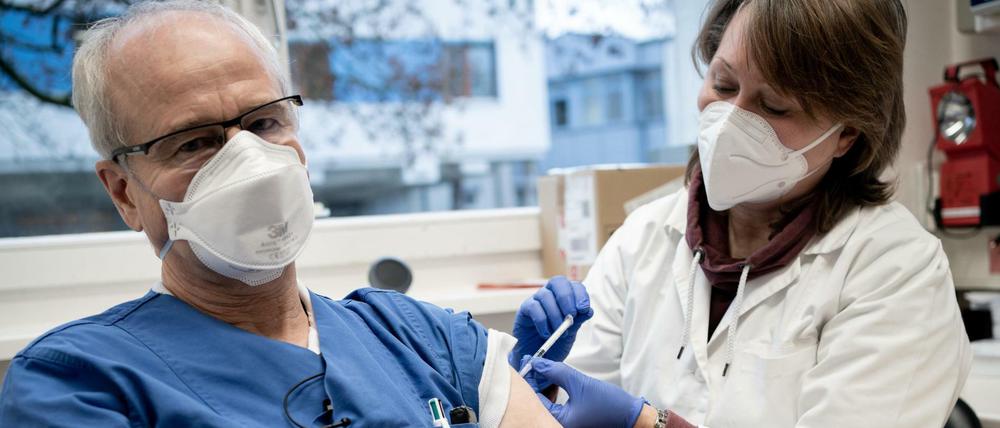Geimpft wird in Berlin durchaus, wie etwa die Mitarbeiter im Krankenhaus Bethel. Der Impfgipfel soll klären, wie Deutschland an mehr Impfdosen kommen kann.
