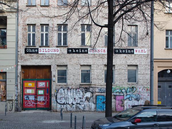 Fassade aus der „Wahlkampagne“ von Adrian Piper.