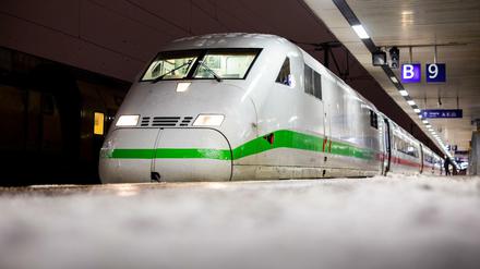 Ein Zug steht an einem verschneiten Bahnsteig im Hannover Hauptbahnhof.