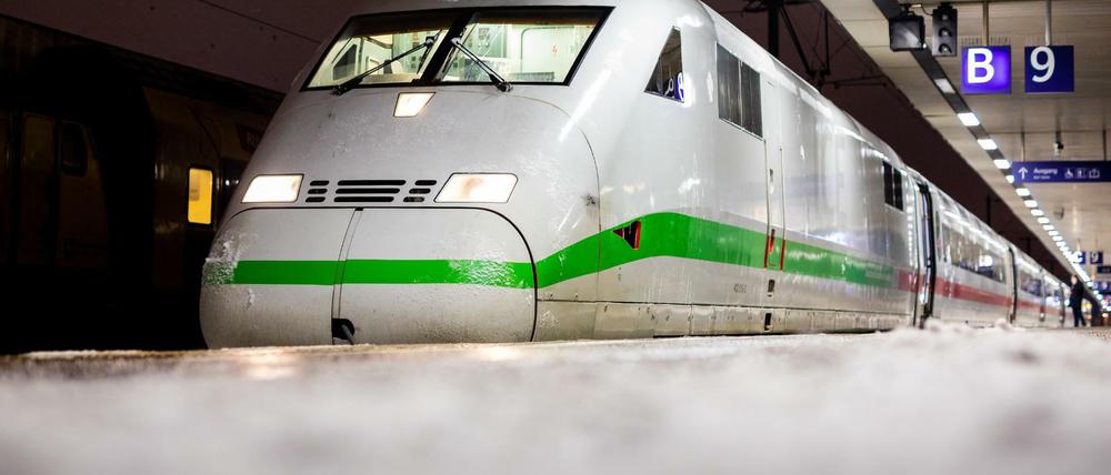 Ein Zug steht an einem verschneiten Bahnsteig im Hannover Hauptbahnhof.