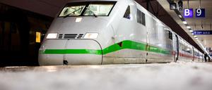 Ein Zug steht an einem verschneiten Bahnsteig im Hannover Hauptbahnhof.