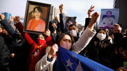 Im japanischen Exil lebende Einwohner von Myanmar protestieren gegen die Festsetzung von Aung San Suu Kyi. 