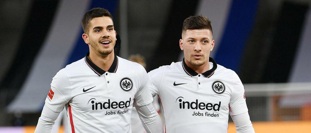Gefährliches Sturmduo: Luka Jovic (rechts) von Eintracht Frankfurt jubelt nach seinem Tor zum 1:5 gegen DSC Arminia Bielefeld am 18. Spieltag zusammen mit Andre Silva, der zuvor zweimal traf und mit 14 Toren derzeit zweitbester Torschütze der Bundesliga hinter Robert Lewandowski ist. Werden die beiden am Samstag (15.30 Uhr) zuhause gegen Hertha wieder treffen?
