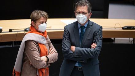 Sozialsenatorin Elke Breitenbach (Linke), aus deren Verwaltung der Gesetzentwurf stammt, und Senatskanzlei-Chef Christian Gaebler (SPD).