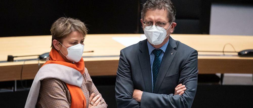 Sozialsenatorin Elke Breitenbach (Linke), aus deren Verwaltung der Gesetzentwurf stammt, und Senatskanzlei-Chef Christian Gaebler (SPD).
