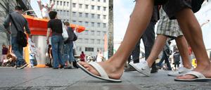 Huuua, ist das kalt. Im Sommer sind nackte Beine keine Verwunderung wert. Im Winter schon.