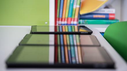 Tablets liegen im Klassenzimmer einer 4. Klasseauf einem Tisch.