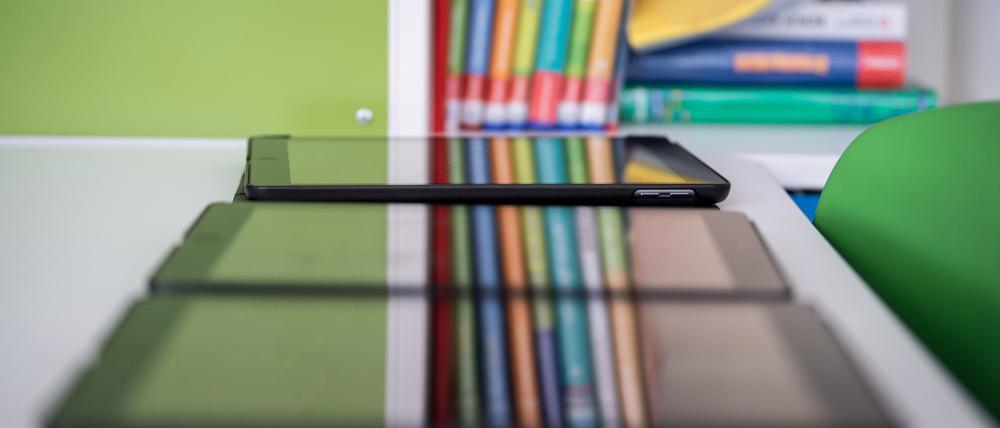 Tablets liegen im Klassenzimmer einer 4. Klasseauf einem Tisch. 