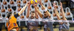 Kein Durchkommen. Berlins Cody Kessel scheitert am gegnerischen Block mit Linus Weber (l.).